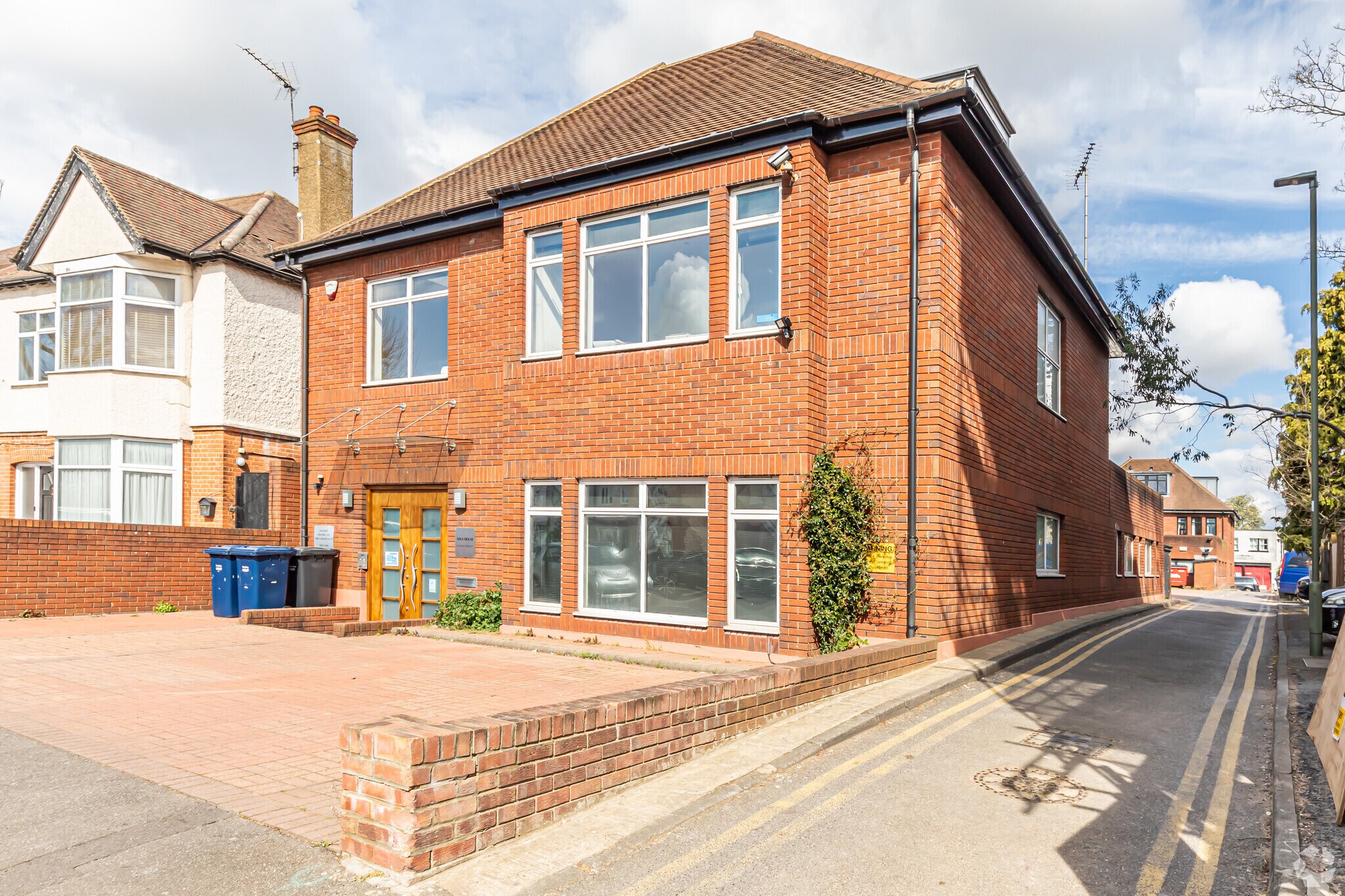 2A Hayes Cres, London for sale Primary Photo- Image 1 of 1