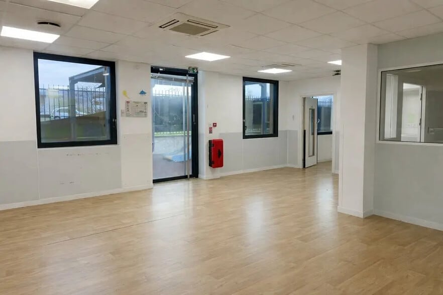 105 Rue Alexandre Dumas, Vaulx-en-Velin to rent - Building Photo - Image 3 of 11