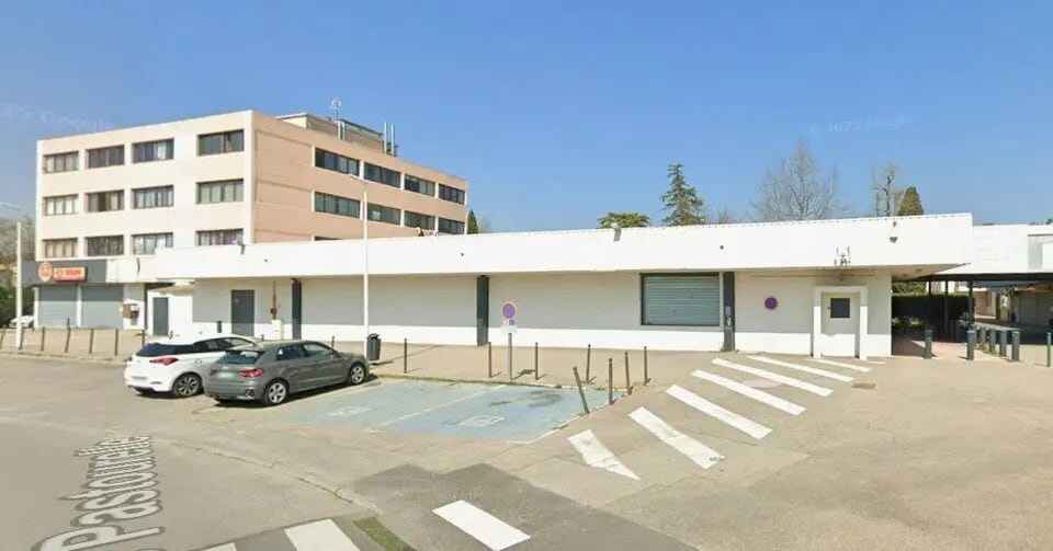 Location Commerce 687 m² - Photo 1
