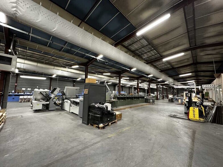 Light Industrial in Bron to rent - Interior Photo - Image 1 of 4