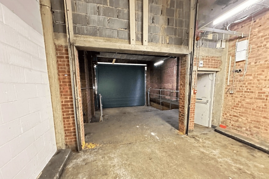 Plough Rd, Yateley to rent - Building Photo - Image 3 of 9