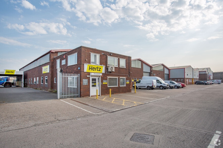 Park Ln, Oldbury to rent - Building Photo - Image 2 of 6