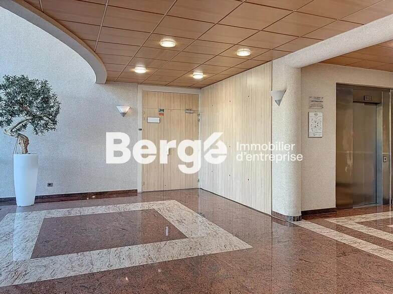 Office in Valbonne to rent - Building Photo - Image 3 of 6