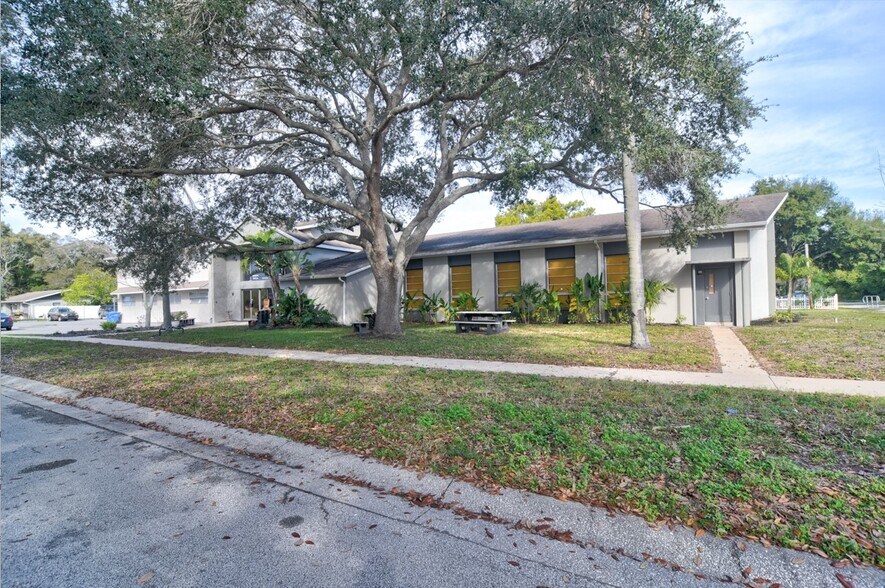 380 Fulton Dr SE, Largo, FL for rent - Building Photo - Image 1 of 40