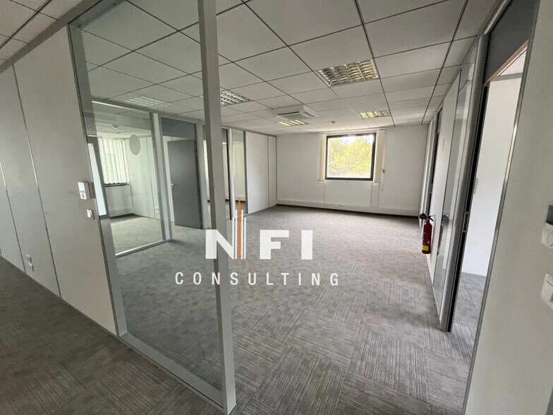 Office in Valbonne to rent - Interior Photo - Image 2 of 5