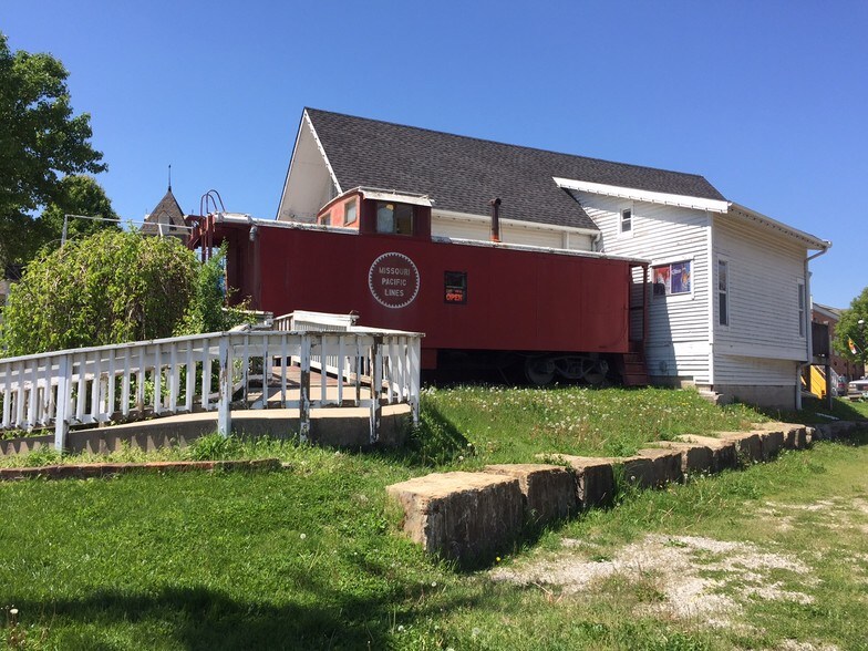 100 S Main St, Parkville 64152 UK