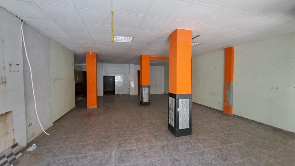 Retail in Carcaixent, Valencia to rent - Interior Photo - Image 2 of 11