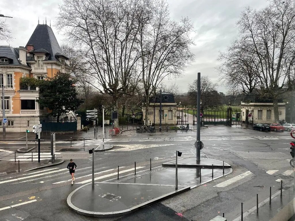 Office in Lyon to rent Building Photo- Image 1 of 7