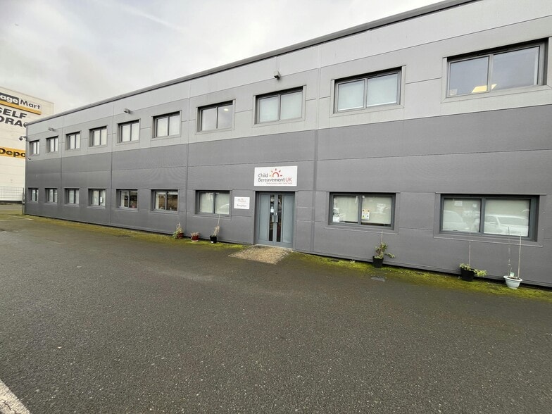 Units A & C Knaves Beech Way, Loudwater Way, High Wycombe to rent - Building Photo - Image 1 of 25