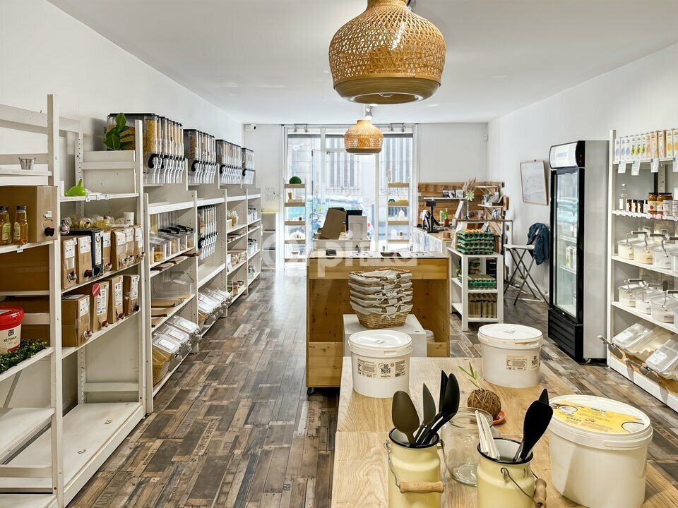 Retail in Marseille to rent Interior Photo- Image 1 of 7