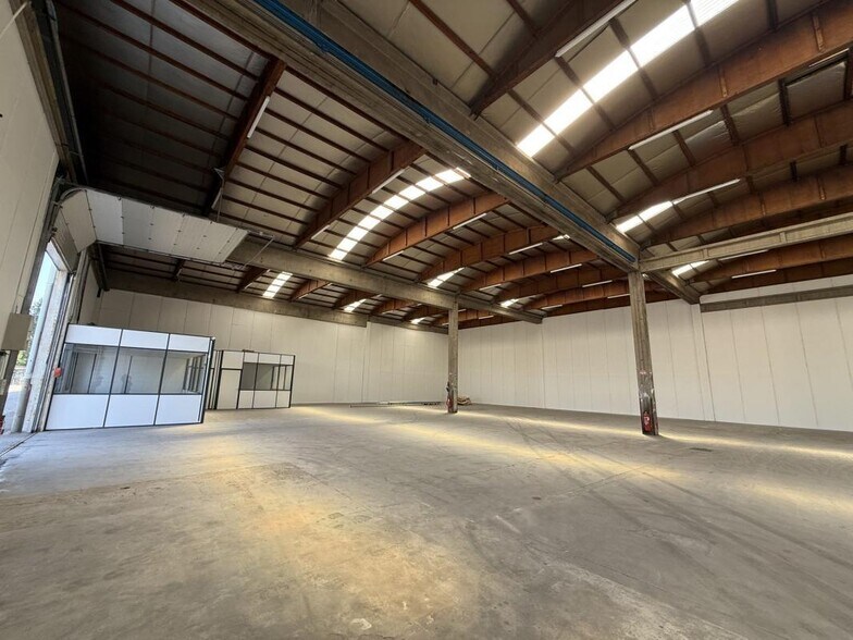 Light Industrial in Saint-Priest to rent - Interior Photo - Image 2 of 2