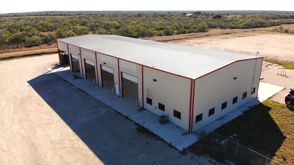 239 Oil Rd, Pleasanton, TX for sale - Building Photo - Image 1 of 1