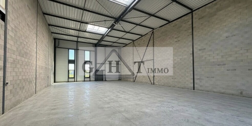 Industrial in Serris to rent - Interior Photo - Image 2 of 2