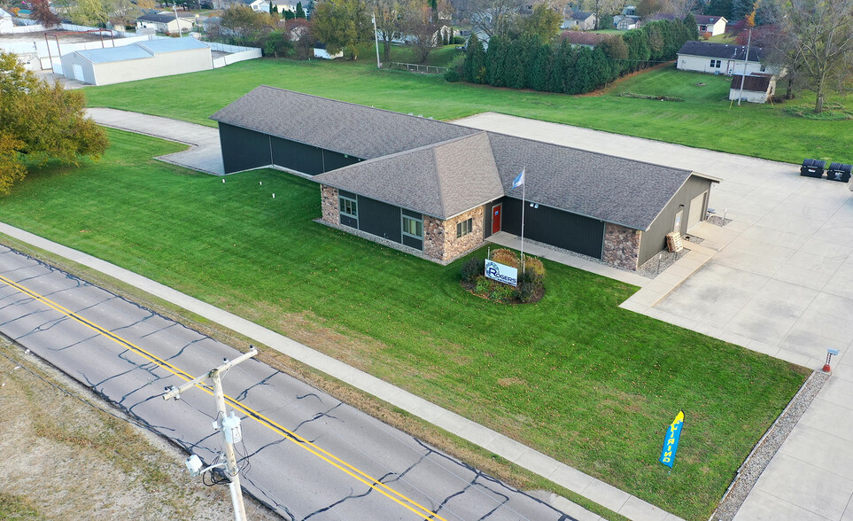 405 W Chicago St, Syracuse, IN for rent - Building Photo - Image 1 of 18