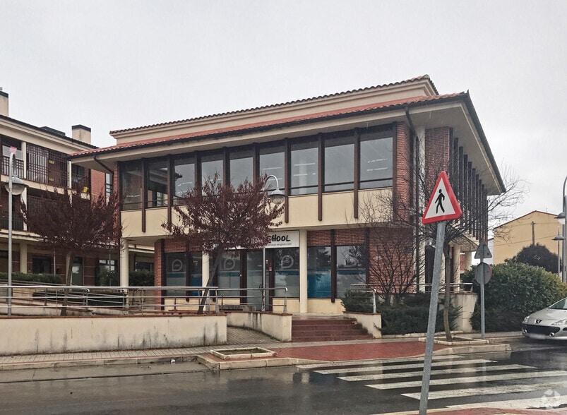 Camino de los Escobares, 48, La Lastrilla, Segovia to rent - Building Photo - Image 2 of 4