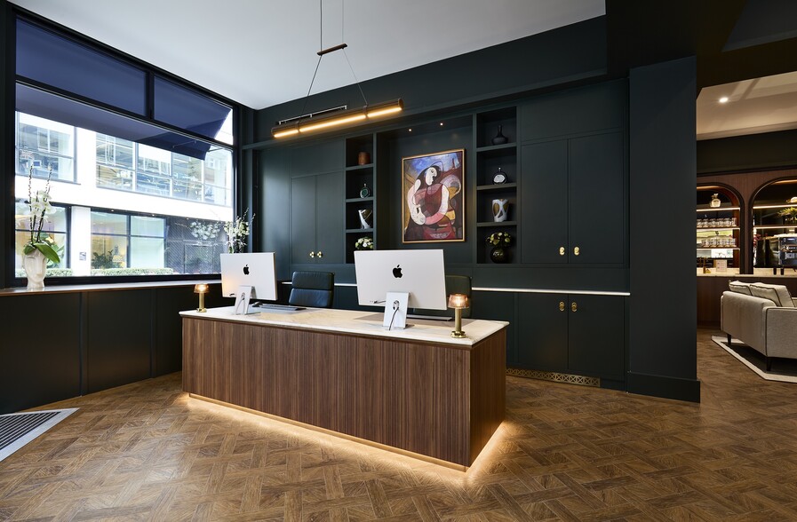 48 Charlotte St, London to rent - Building Photo - Image 2 of 5