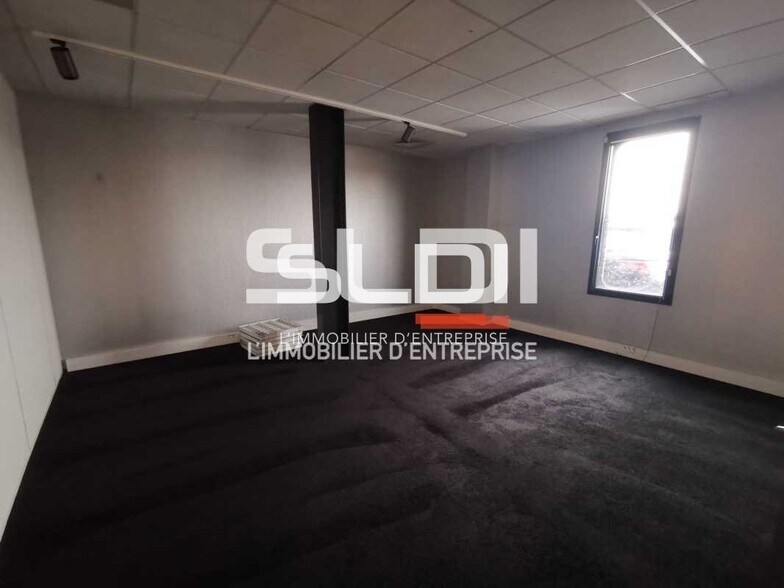 Office in Vaulx-Milieu to rent - Interior Photo - Image 3 of 9