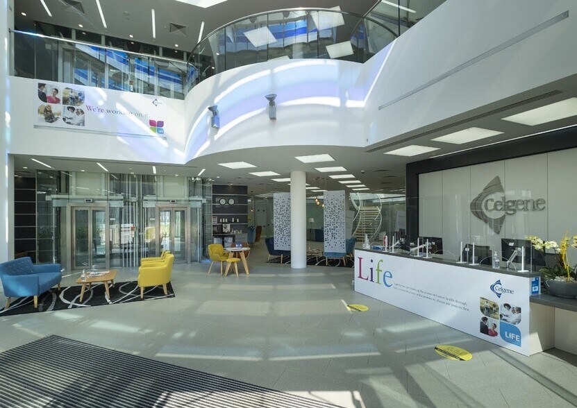 1 Longwalk Rd, Uxbridge to rent - Interior Photo - Image 3 of 8