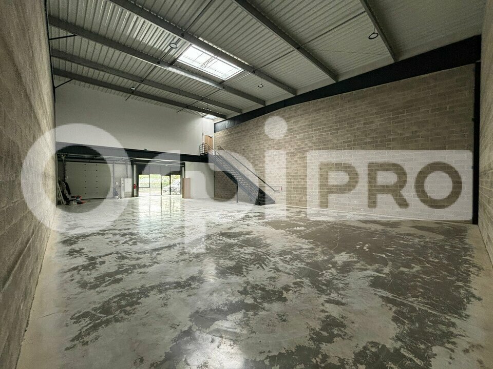 Light Industrial in Bondoufle to rent Interior Photo- Image 1 of 7