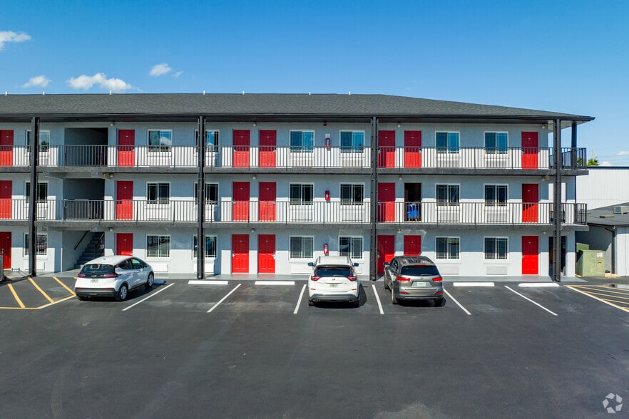 4736-4740 W Irlo Bronson Memorial Hwy portfolio of 2 properties for sale on LoopNet.co.uk - Building Photo - Image 3 of 18