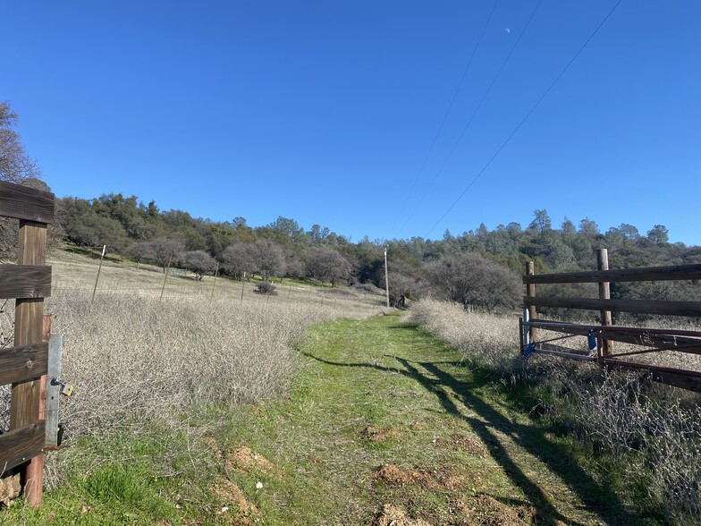 5791 Salmon Falls Rd, Pilot Hill, CA for sale - Primary Photo - Image 1 of 1