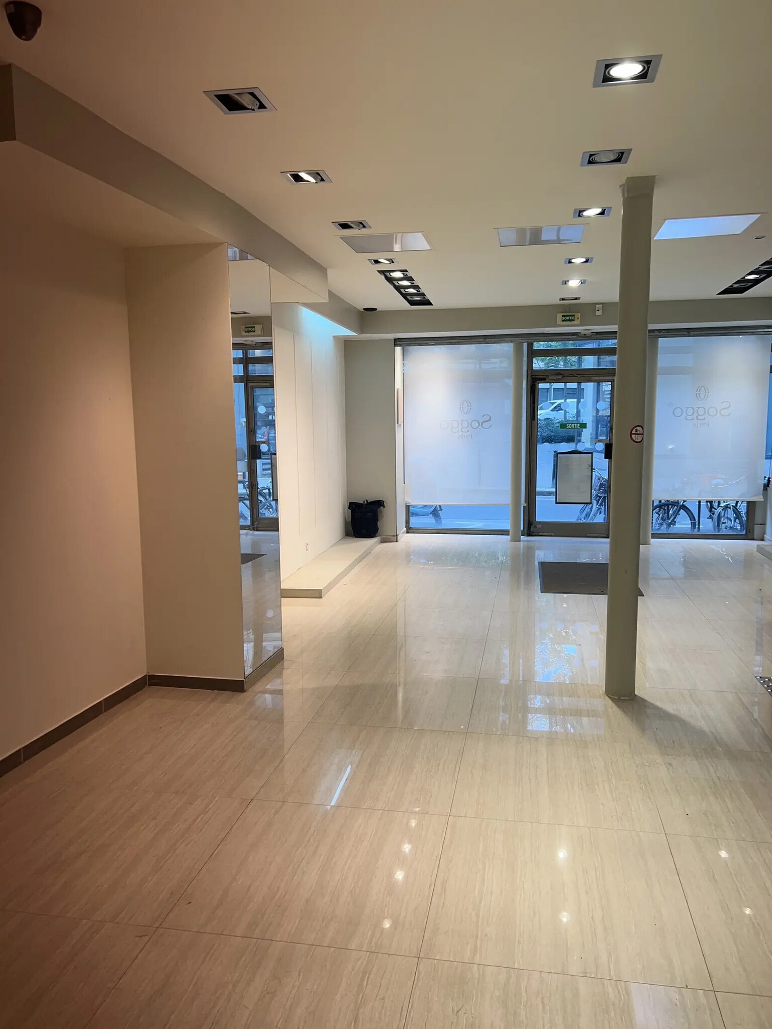 Retail in Paris for sale Building Photo- Image 1 of 5