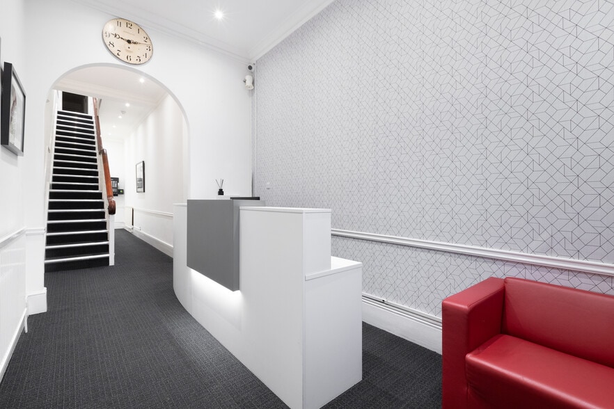 4 Bloomsbury Sq, London to rent - Interior Photo - Image 2 of 10