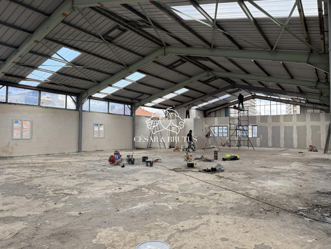 Light Industrial in Décines-Charpieu to rent Interior Photo- Image 1 of 12