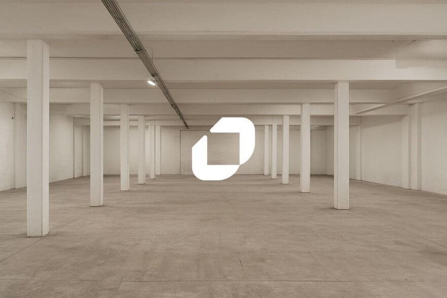 Light Industrial in Montrouge to rent - Interior Photo - Image 2 of 2
