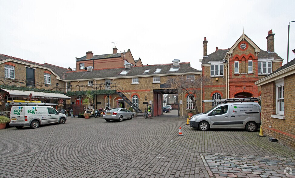 Mortlake High St, London for sale - Primary Photo - Image 1 of 1