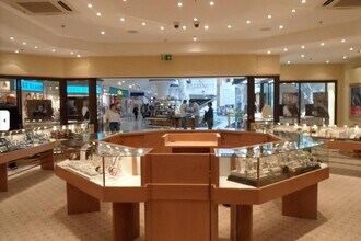 49 Town Mall, Woking to rent Interior Photo- Image 1 of 3