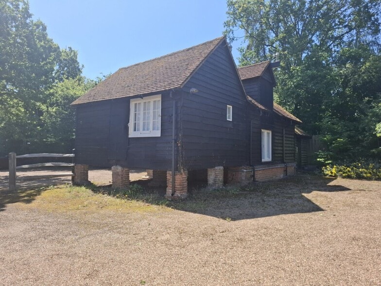 Broadway Road, Lightwater to rent - Building Photo - Image 2 of 2