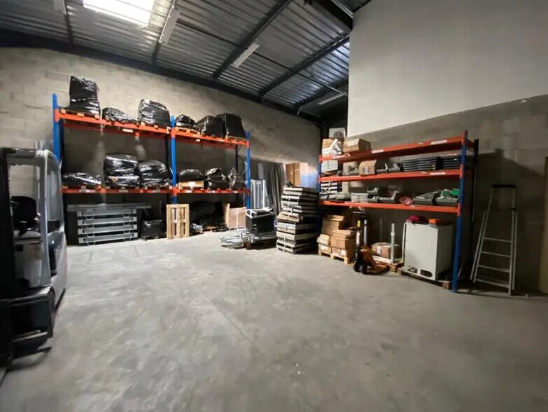 Light Industrial in Chassieu to rent - Interior Photo - Image 2 of 13