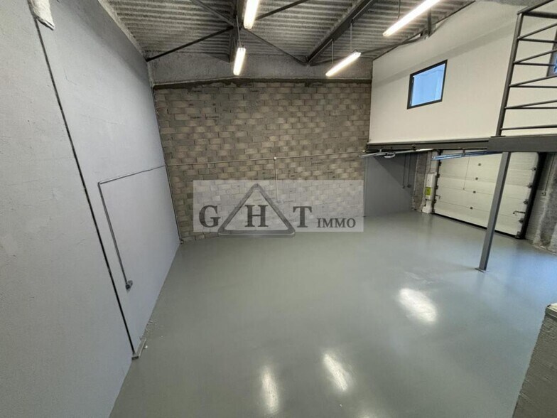 Industrial in Villeneuve-la-Garenne to rent - Interior Photo - Image 2 of 5
