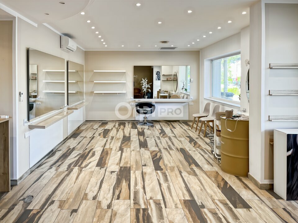 Retail in Marseille to rent Interior Photo- Image 1 of 10