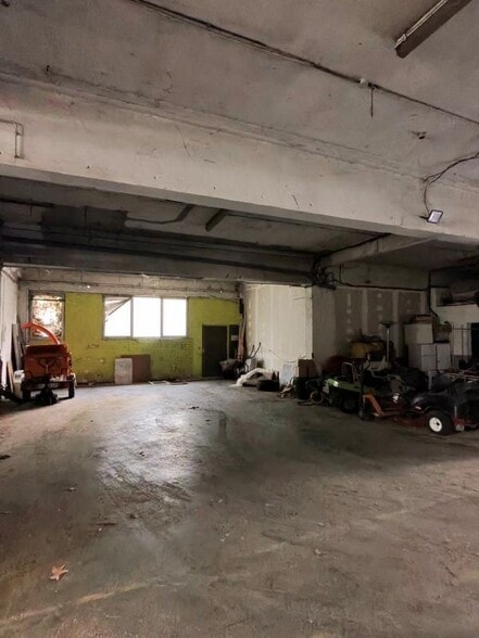 Industrial in Marseille for sale - Building Photo - Image 2 of 6