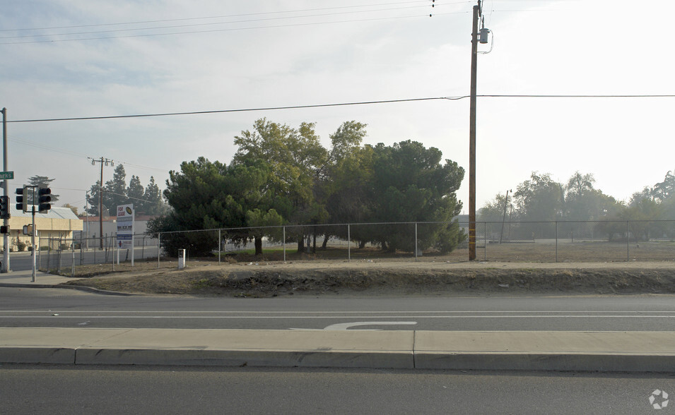 2827 W Clinton Ave, Fresno, CA for rent - Primary Photo - Image 1 of 4