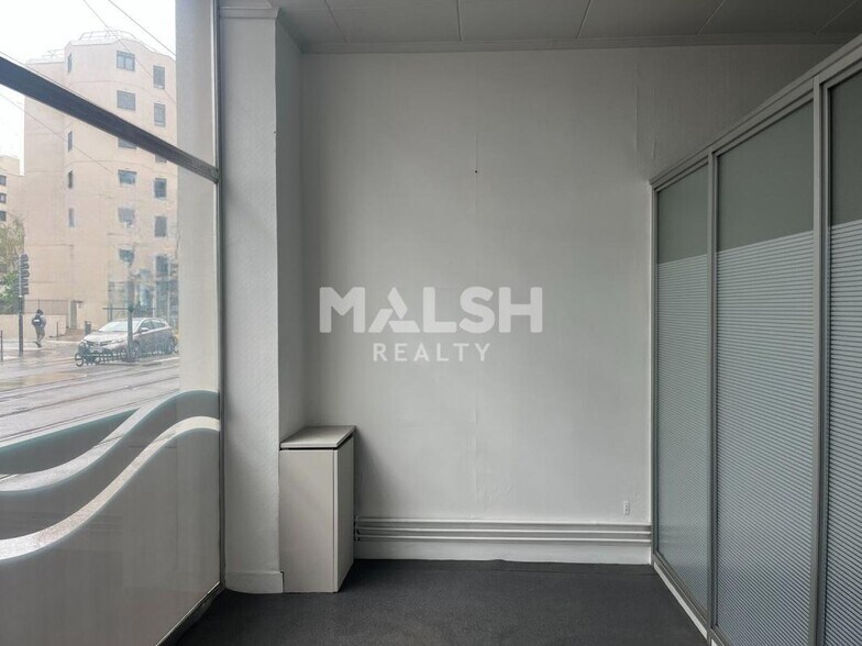 Retail in Lyon to rent - Interior Photo - Image 1 of 5