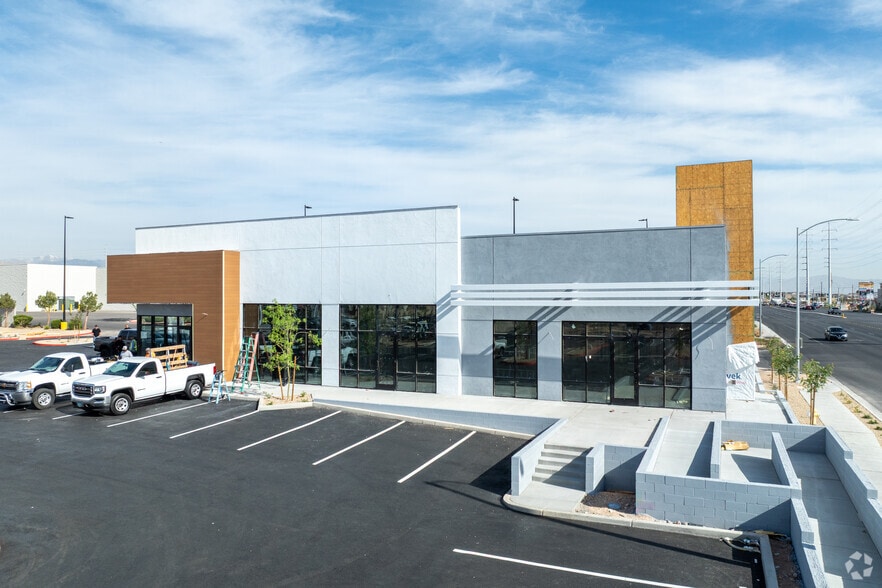 Rainbow Blvd Blue Diamond Blvd Blvd, Las Vegas, NV to rent - Building Photo - Image 3 of 26