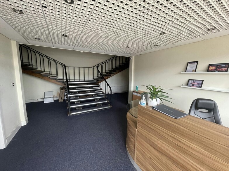 Earlsway, Gateshead to rent - Building Photo - Image 2 of 9