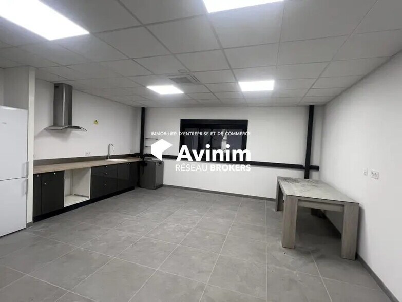 Office in Saint-Bonnet-de-Mure to rent - Interior Photo - Image 1 of 9