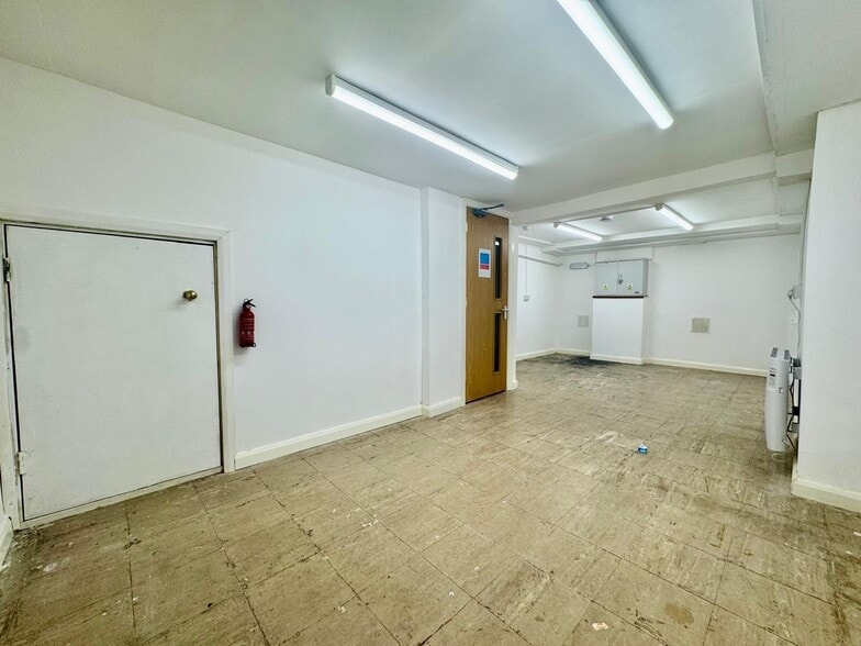 9 High Town Rd, Luton to rent - Building Photo - Image 3 of 5