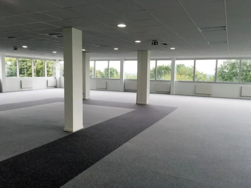Office in Cergy to rent Interior Photo- Image 1 of 2