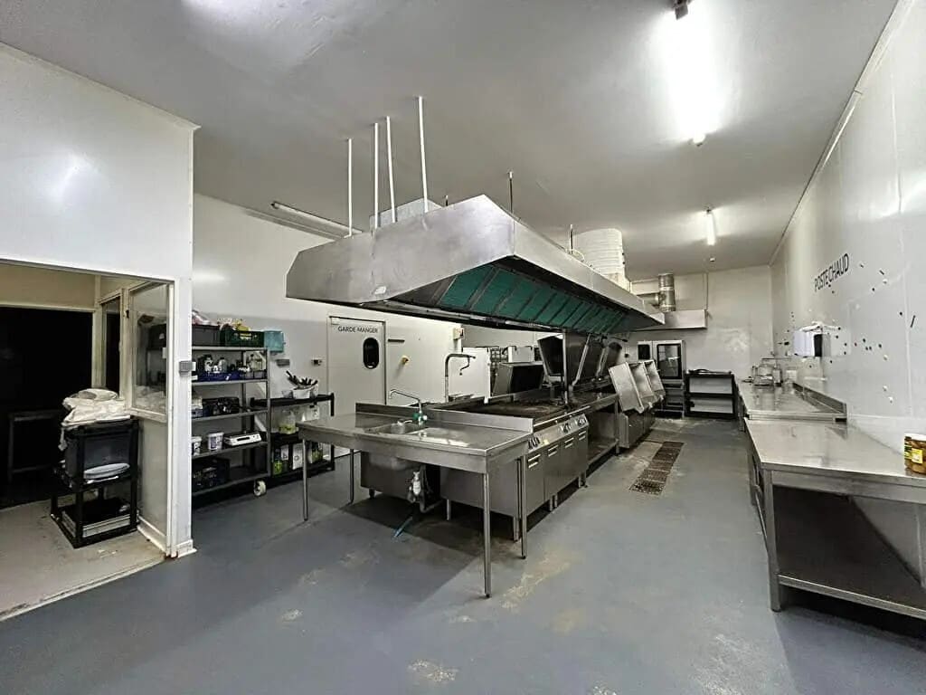 Location Local d'activités 2 450 m² - Photo 1