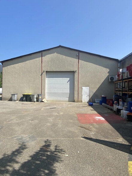Light Industrial in Saint-Genis-Laval to rent - Building Photo - Image 3 of 13