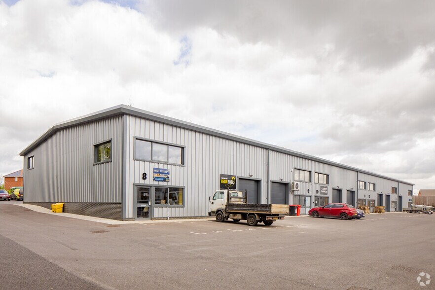 8 Rhodes Moorhouse Way, Salisbury for sale - Primary Photo - Image 1 of 1