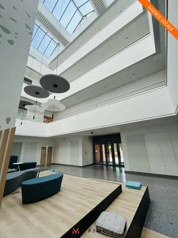 Office in Guyancourt to rent Lobby- Image 1 of 5