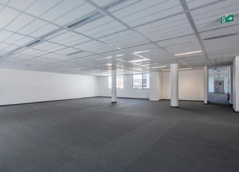 Office in Clichy to rent - Interior Photo - Image 3 of 6