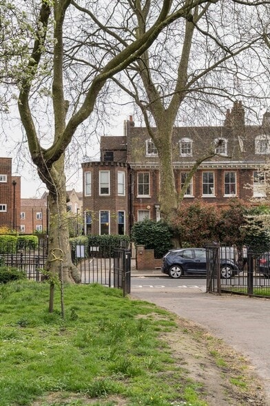 18 Victoria Park Sq, London to rent - Building Photo - Image 2 of 114