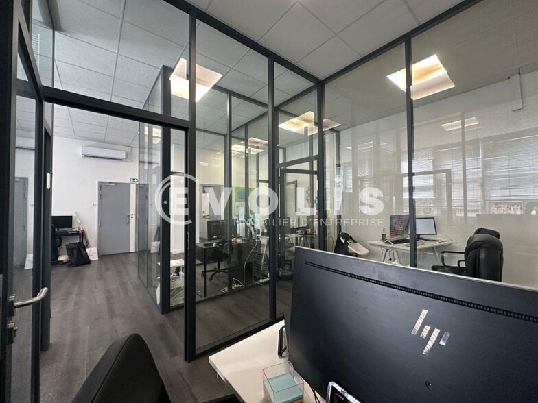 Office in Montreuil to rent - Interior Photo - Image 3 of 3